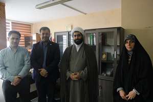 قدردانی نماینده نهاد رهبری دانشگاه از اساتید دانشکده پیراپزشکی به مناسبت روز استاد با اهدا کتاب