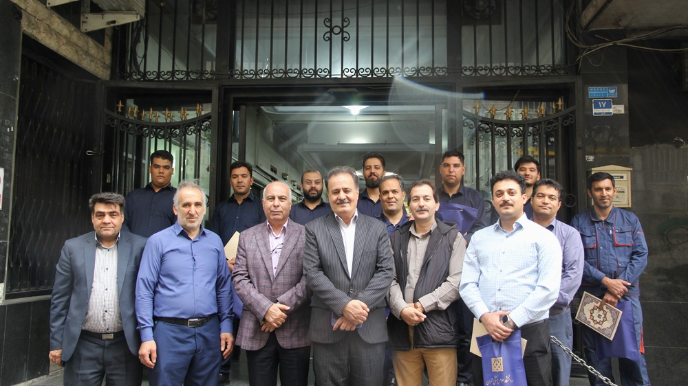 تجلیل از همکاران واحد پشتیبانی دانشکده پیراپزشکی به مناسبت روز کارگر
